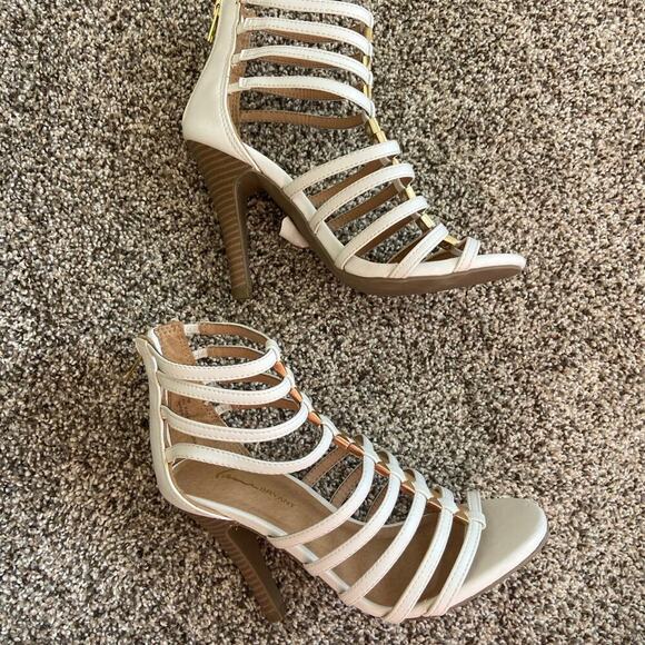 Lane Bryant strappy white heel with gold bows 7w new with defect - Picture 3 of 8